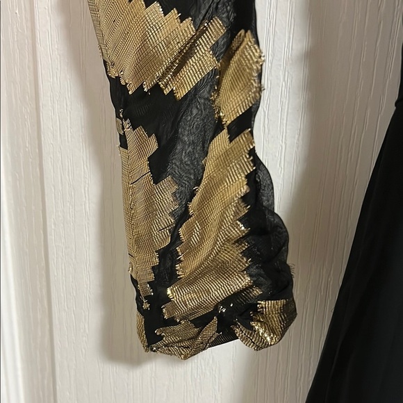 Elegant Black and Gold Dress - Picture 6 of 11